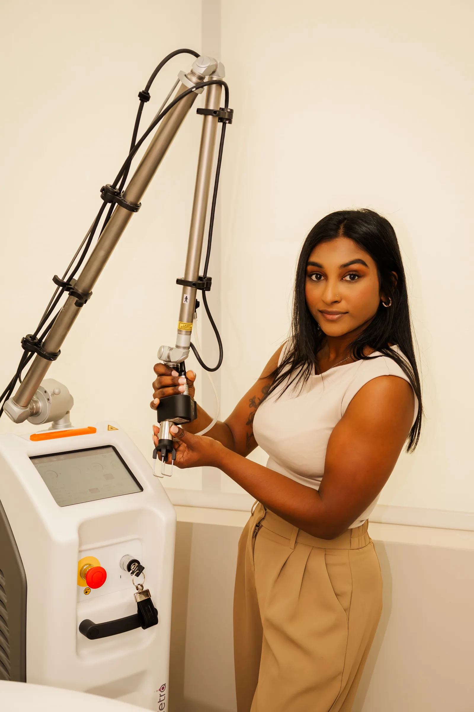 Plataforma de resurfacing con láser Tetra CO2 de DEKA en La Miel Aesthetics en North Raleigh, NC