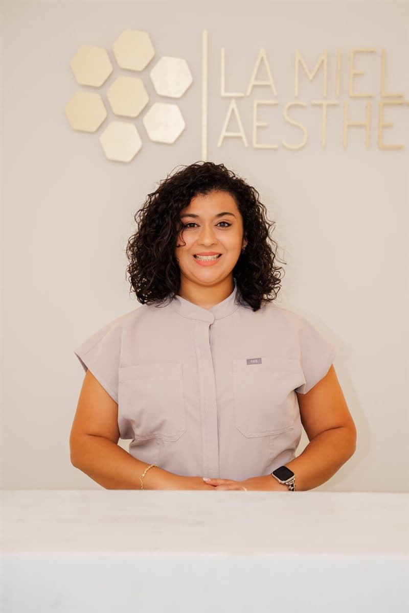 Grecia Sosa, coordinadora bilingüe de atención al paciente en la recepción de La Miel Aesthetics en Raleigh, NC.