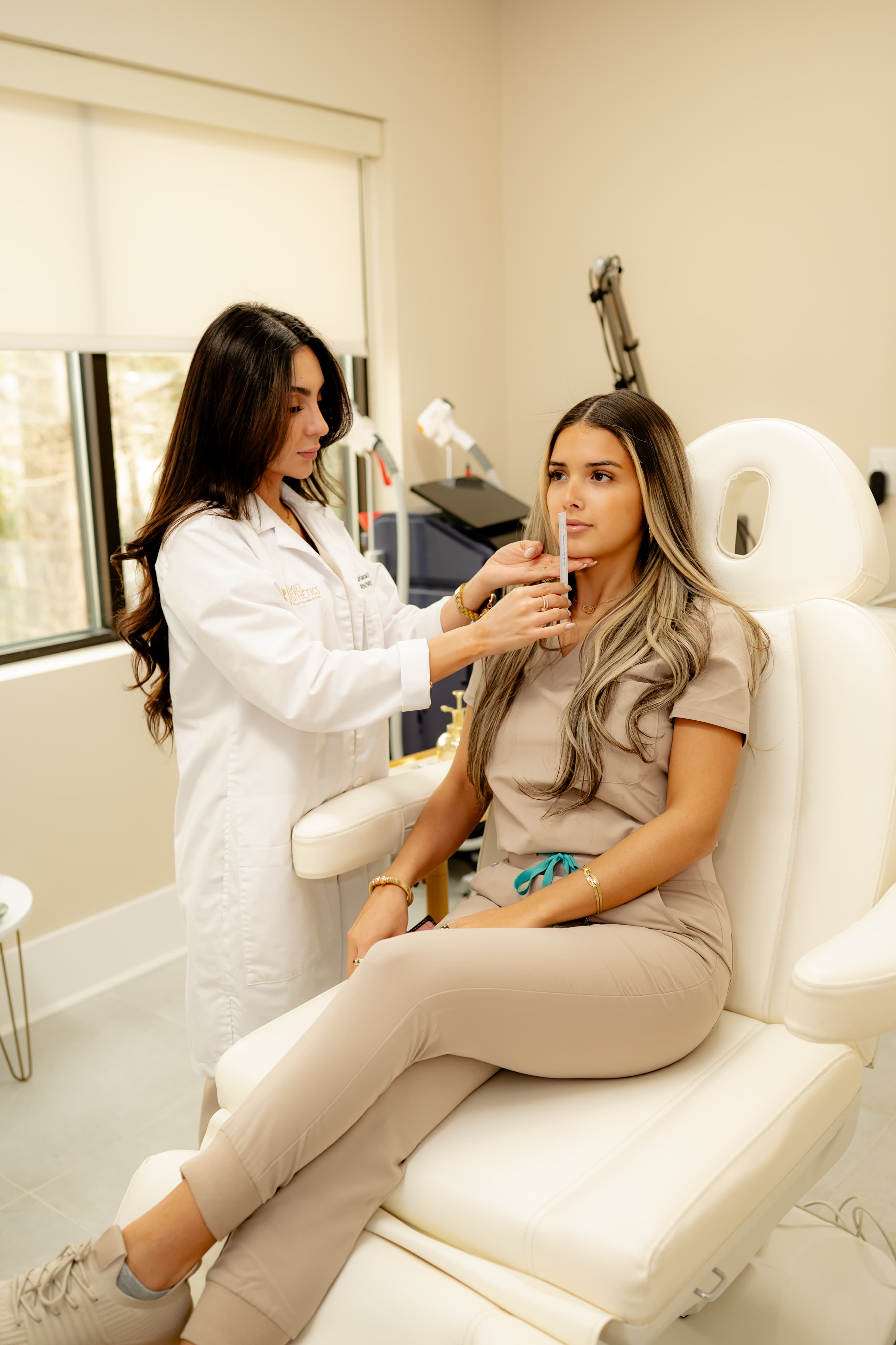 Inyección de hidratación con microgotas de ácido hialurónico Skinvive en La Miel Aesthetics, spa médico en Raleigh, NC.